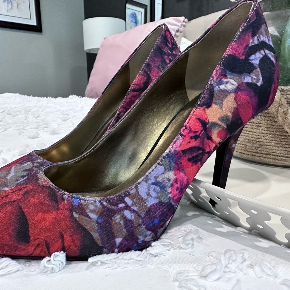 Nine West floral pattern shoes in excellent conditions